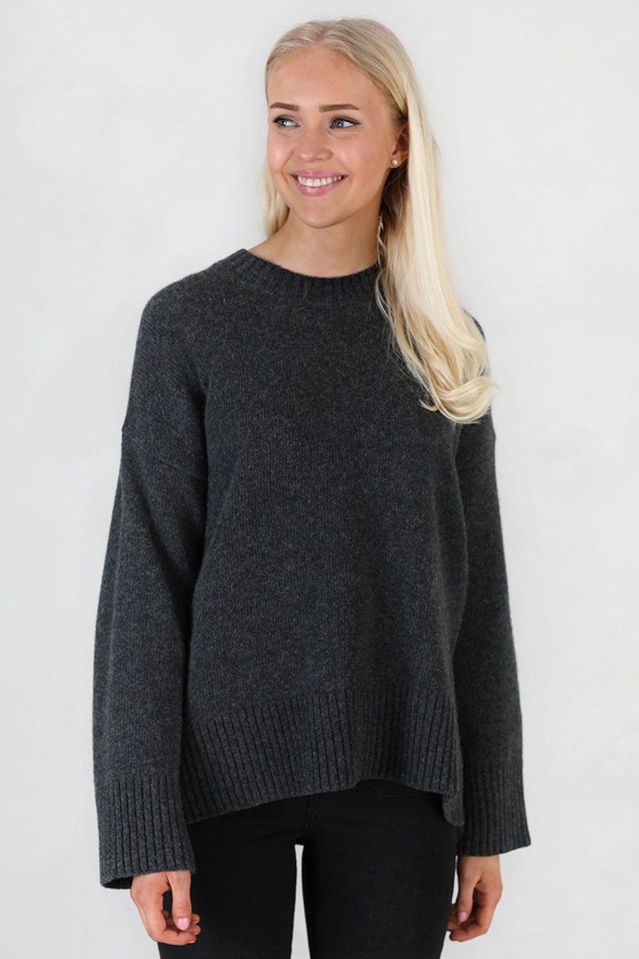 Klaer Gai + Lisva | Vigga Lambswool Sweater Dark Grey