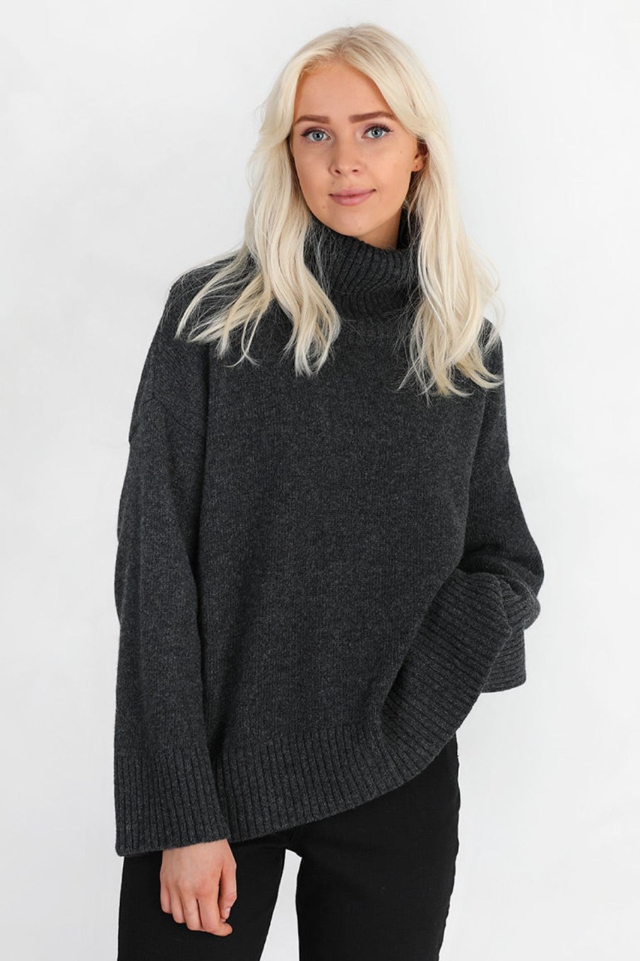 Klaer Gai + Lisva | Vita Lambswool Sweater Dark Grey